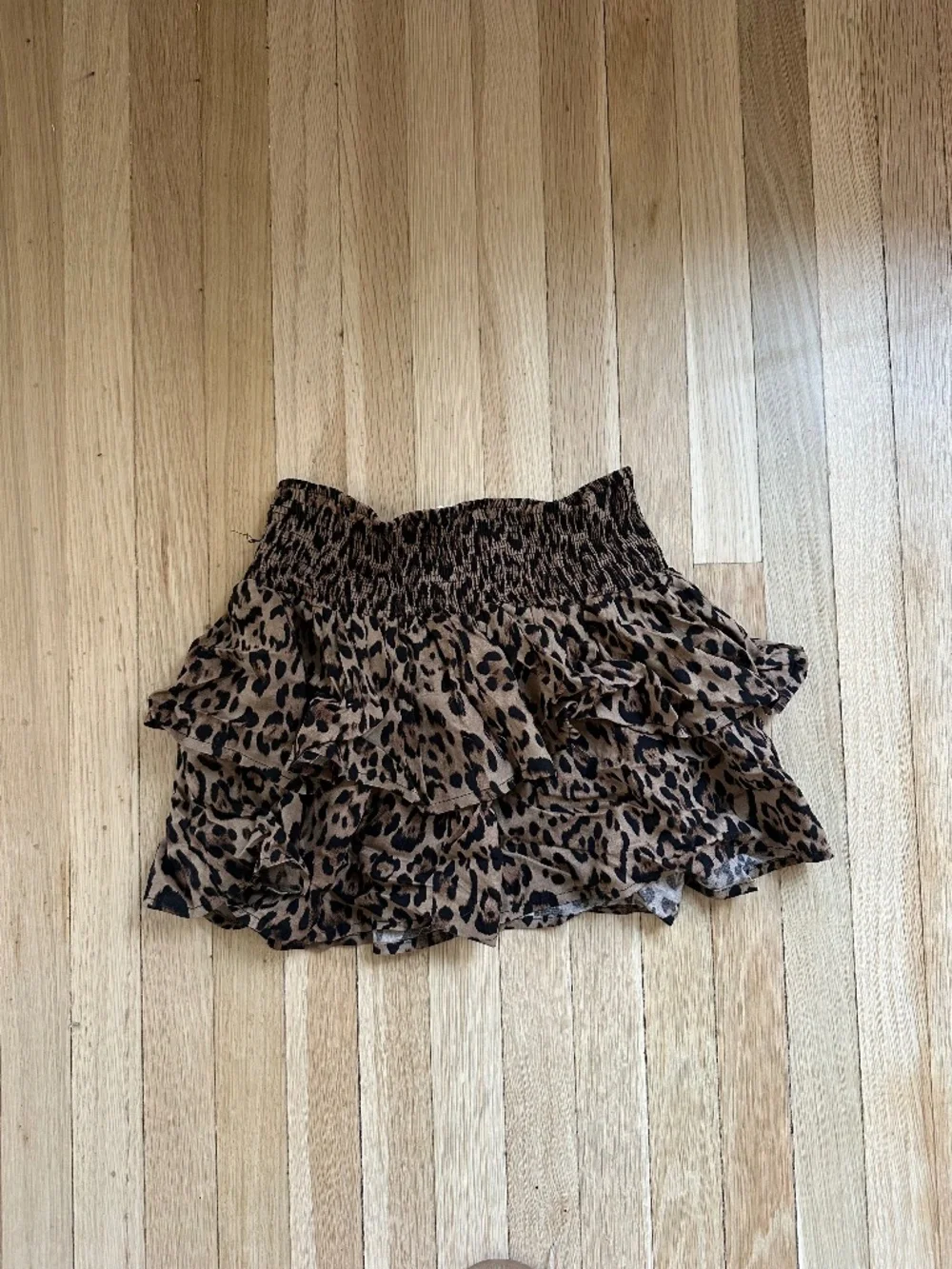 Subdued leopard ruffle mini skirt